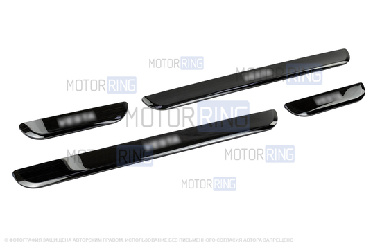 Черные лаковые накладки внутренних порогов Sal-Man с указанием модели (синяя подсветка) для Лада Веста, Веста NG