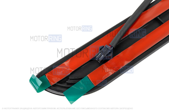 Черные лаковые накладки внутренних порогов Sal-Man с указанием модели (зеленая подсветка) для Лада Калина, Калина 2