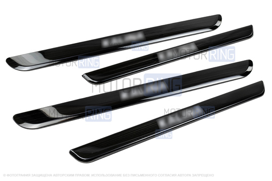 Черные лаковые накладки внутренних порогов Sal-Man с указанием модели (синяя подсветка) для Лада Калина, Калина 2