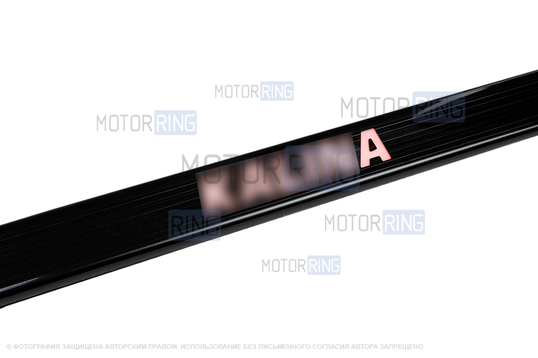 Черные лаковые накладки внутренних порогов Sal-Man с указанием модели (красная подсветка) для Лада Калина, Калина 2