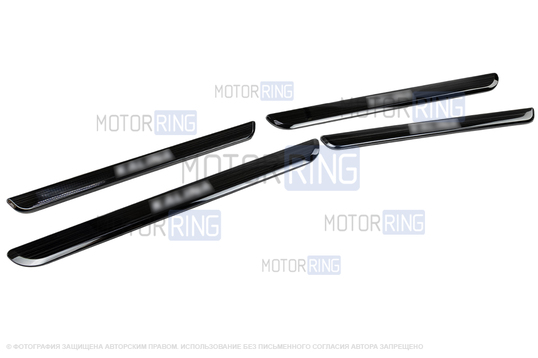 Черные лаковые накладки внутренних порогов Sal-Man с указанием модели (красная подсветка) для Лада Калина, Калина 2