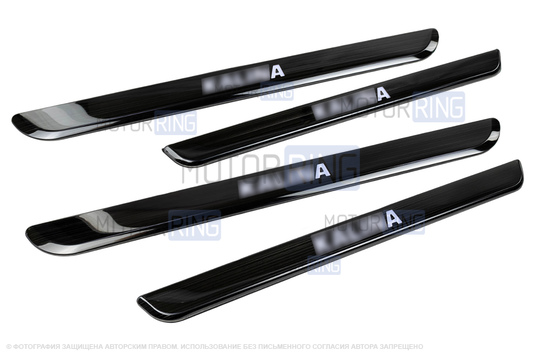 Черные лаковые накладки внутренних порогов Sal-Man с указанием модели (белая подсветка) для Лада Калина, Калина 2_1