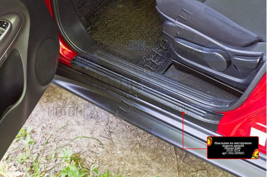Накладки на внутренние пороги дверей Русская Артель со скотчем для Nissan Juke (YF15) 2010-2019 г.в._1