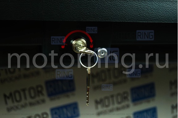 Автобокс YUAGO Pragmatic тиснение EuroLock 410 литров