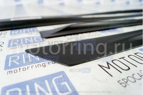 Молдинги дверей PT Group Стрела черное тиснение с надписью PetroilTuning для Лада Гранта, Гранта FL седан