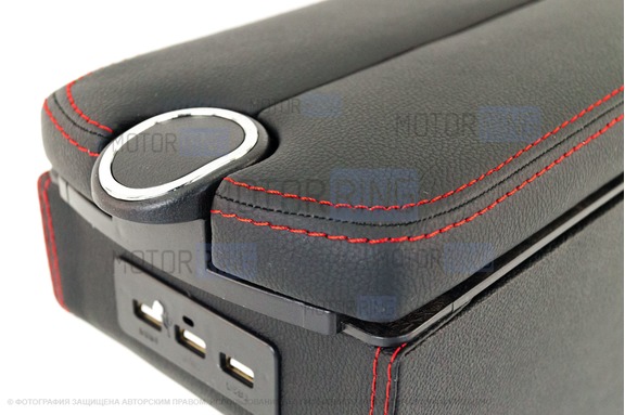 Подлокотник из экокожи с прострочкой с крышкой на кнопке, подстаканником и USB универсальный