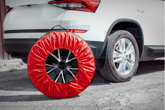 Черно-красные чехлы AutoFlex для хранения автомобильных колес размером от 15 до 20 дюймов