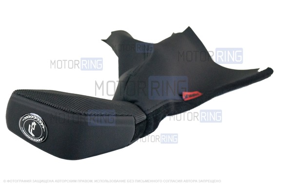 Модельная ручка КПП Ferrum Group Grand Sport из экокожи с алькантарой, шильдиком и пыльником для Лада Веста