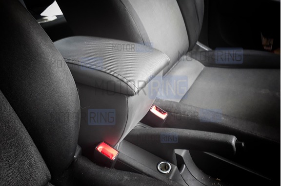 Подлокотник-бокс ArmAuto из экокожи с магнитной застежкой для Skoda Rapid с 2012 г.в., Volkswagen Polo с 2020 г.в.
